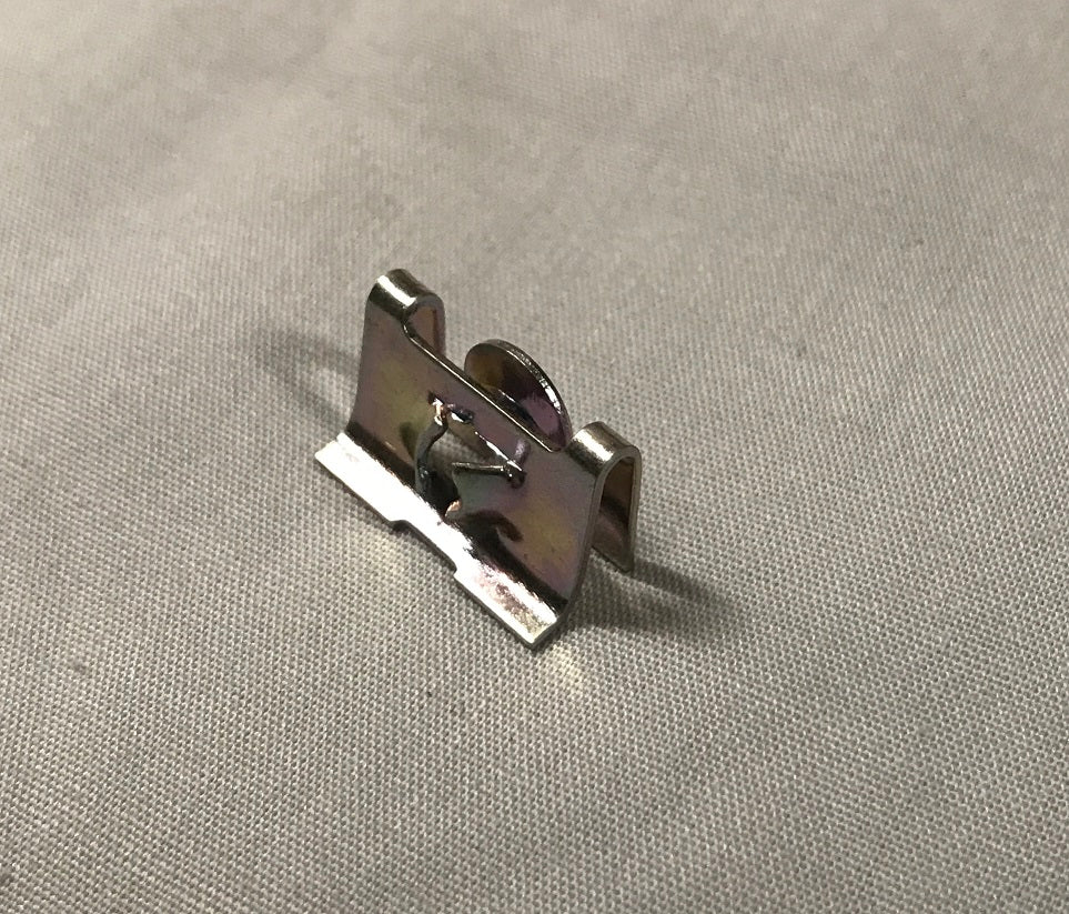 ADA1869 MGB GLOVEBOX CLIP